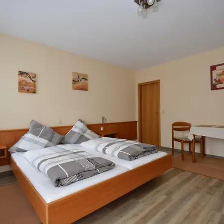 Weingut***pension Guenther Scholtes Guest house Leiwen